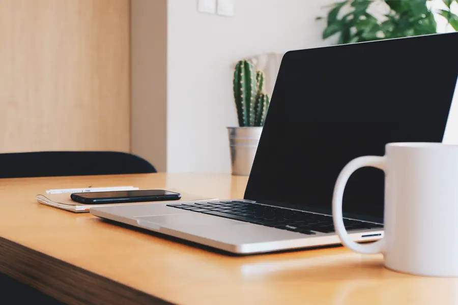 Geschäftlicher Arbeitsplatz mit Laptop