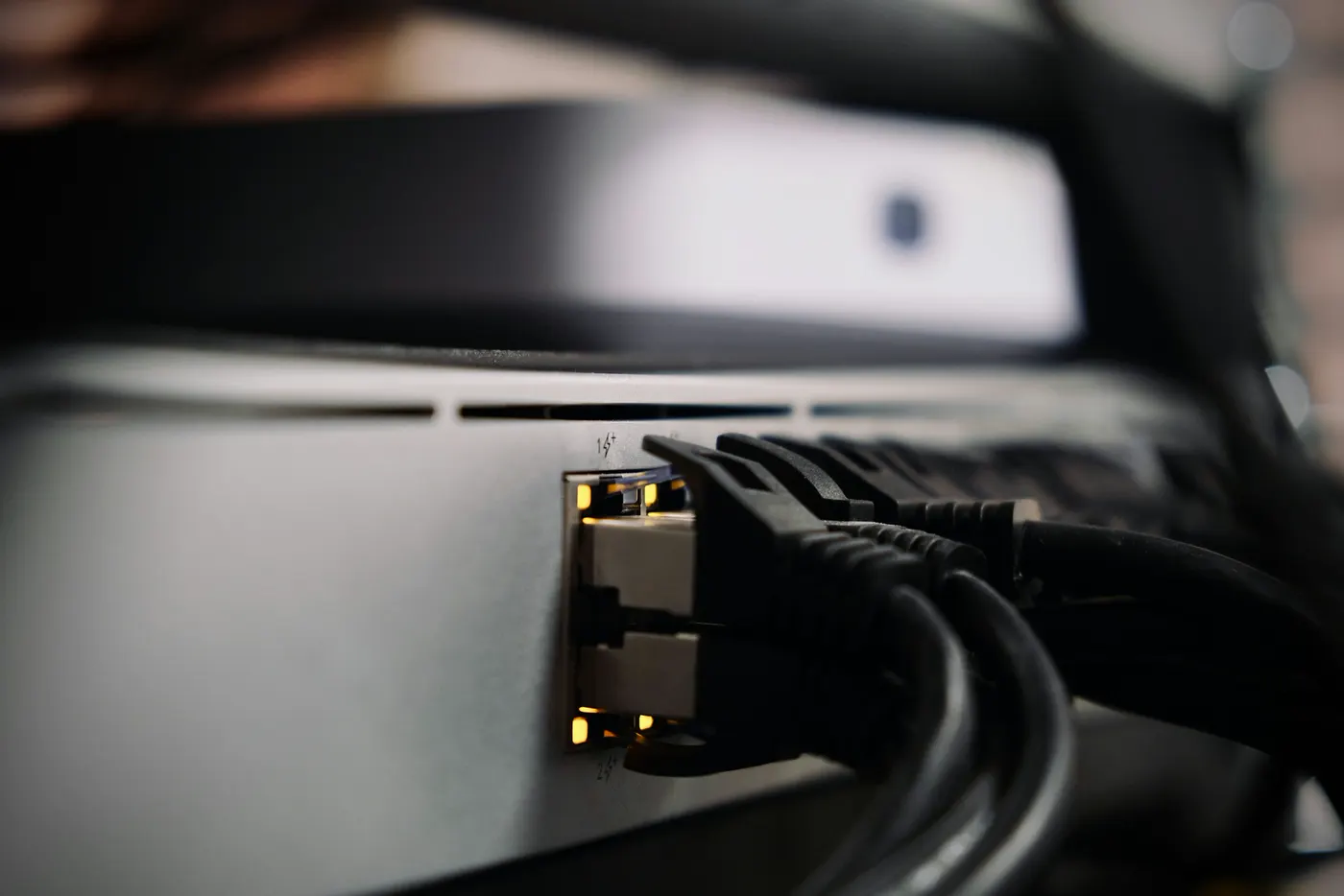 Moderner Netzwerk-Switch mit angeschlossenen Ethernet-Kabeln