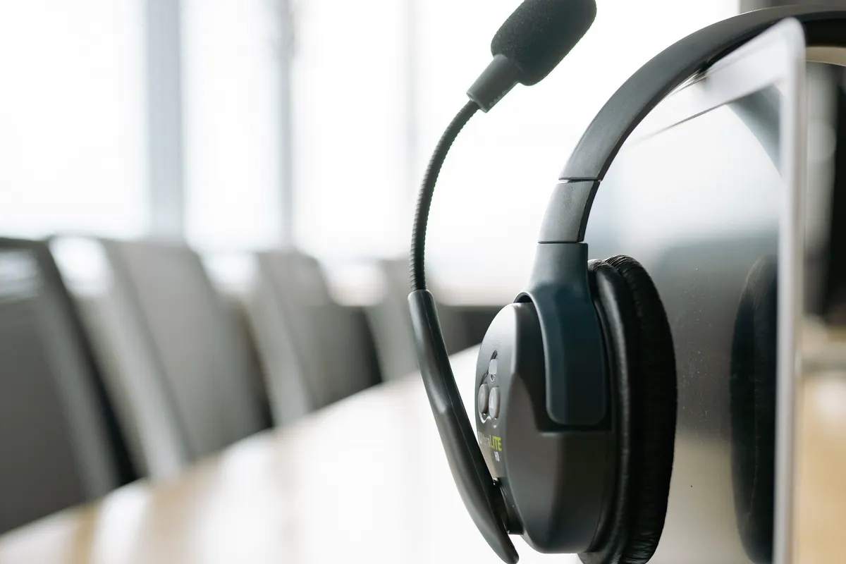 Headset an einem Laptop für moderne IP-Telefonie